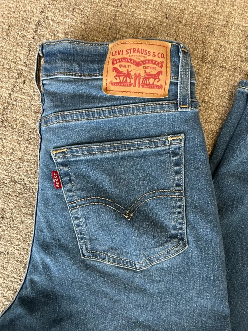 Levi's Women’s 724 High Rise Straight Jeans Sz 28 - EUC - Picture 2 of 7